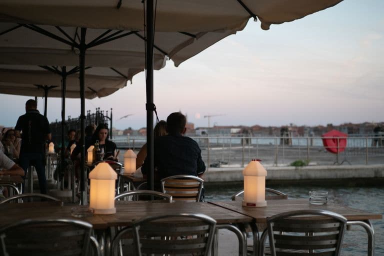 View of the tables of Pizzeria Ae Oche Zattere